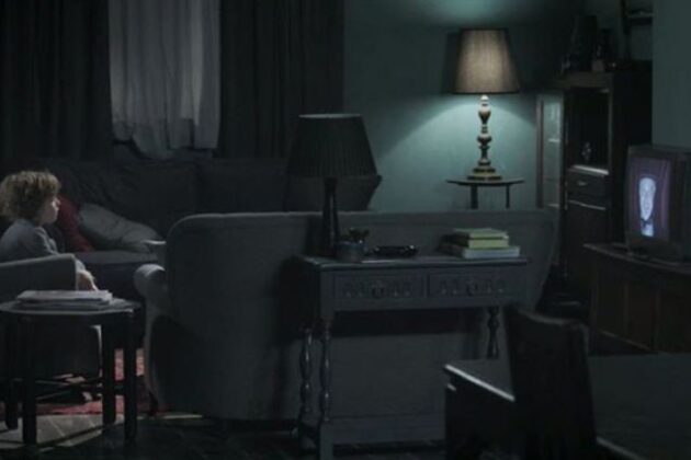 Mister Babadook : fillette qui regarde la TV